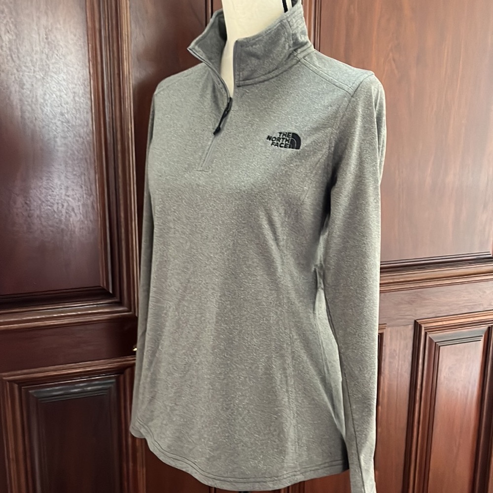 The North Face Tech Glacier 1/4 Zip in Grey - size Medium - NWT